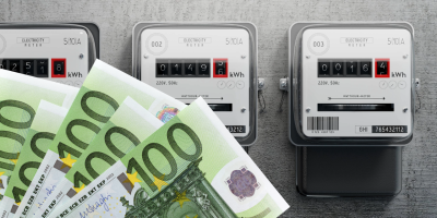 Hundert Euro Scheine liegen über Strommessgeräten