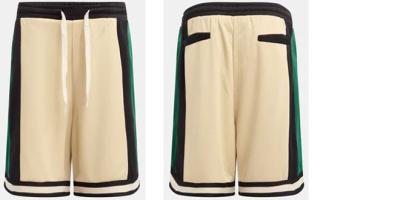 beige Kindershort mit schwarzen Applikationen von vorne und hinten