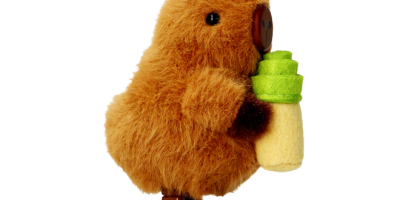 Ein braunes Capibara bzw. Wasserschwein Aufziehtier mit einer Tasse Matcha in den Händen