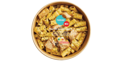 Papierschüssel mit durch den transparenten Deckel sichtbaren Rigatoni
