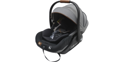schwarze Autokindersitzbabyschale mit grauem Dach von links vorne betrachtet vor weißem Hintergrund