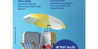 Das Titelbild von KONSUMENT 7/2026: Vor hellblauem Hintergrund ein gelb-weiß gestreifter Sonnenschirm, ein Handgepäckskoffer, ein blauer Liegestuhl, ein Rettungsring, eine Sonnenbrille und Flip-Flops. Aufmachertext: „Im Test: Alles für den Sommer. Sonnenschirme, Handgepäckskoffer, Sonnencremen für Kinder."