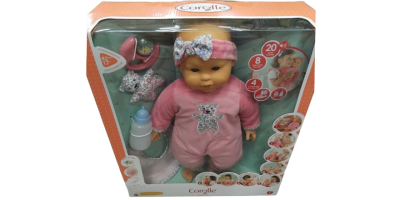 In der Verpackung befindet sich eine Babypuppe der Marke Corolle. Die Puppe trägt einen rosa Strampler mit Bärenmotiv und eine passende Mütze mit Schleife. Zum Zubehör gehören ein Fläschchen, ein kleiner Teddybär sowie weitere Pflegeutensilien. Die Puppe ist in einer orangefarbenen Verkaufsbox mit Sichtfenster präsentiert. Auf der Verpackung sind verschiedene Funktionen und Spielszenen abgebildet.