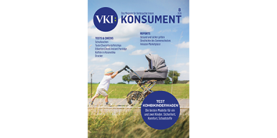 Cover von KONSUMENT 8/2026 zeigt ein kleines Kind, das einen Kinderwagen schiebt