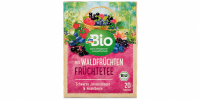 Vorderseite der Verpackung „dm Bio“ Früchtetee „mit Waldfrüchten“, Sorte „Schwarze Johannisbeere & Heidelbeere“, mit Bio-Siegel und der Angabe 20 Teebeutel. Darüber ein Korb voller Waldbeeren.