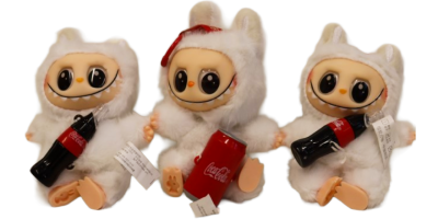 3 Labubu-Monster mit je einem Coca-Cola-Produkt