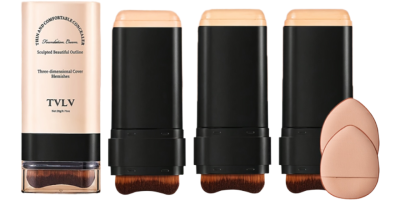 Kosmetisches Produktbild eines cremigen Foundation-Sticks in mehreren Farbtönen. Links ist die Verpackung mit transparentem Boden und roségoldenem Deckel zu sehen, daneben drei geöffnete Sticks mit dunkler Creme. Rechts befinden sich zwei beigefarbene Make-up-Schwämmchen. Der Hintergrund ist in warmen Beige- und Hauttönen gehalten und unterstreicht den natürlichen Look.