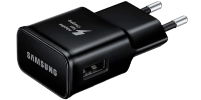 schwarzer Ladestecker ohne Kabel mit der Aufschrift SAMSUNG vor weißem Hintergrund