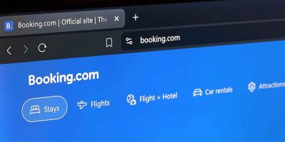 Die Booking.com-App am Smartphone