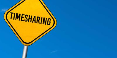 Gelbes Verkehrsschild mit der Aufschrift "Timesharing"