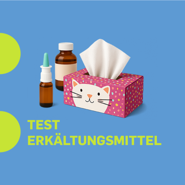 Eine Taschentuchbox und zwei Medikamentenfläschchen auf blauem Hintergrund. Test Erkältungsmittel.