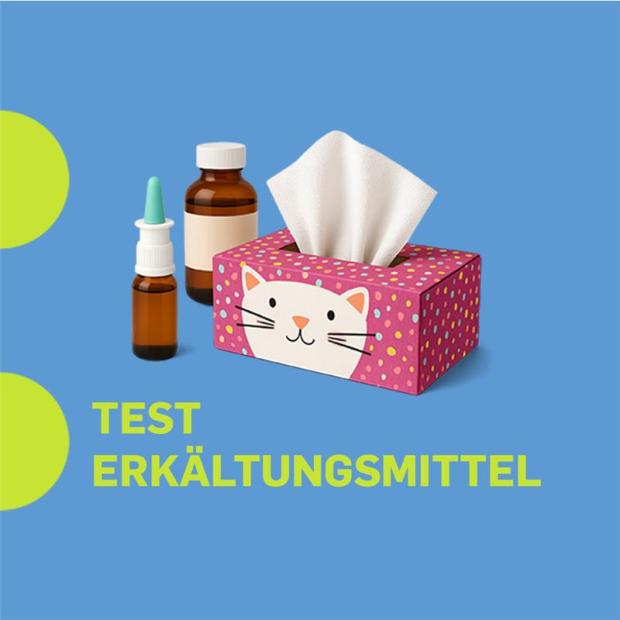 Eine Taschentuchbox und zwei Medikamentenfläschchen auf blauem Hintergrund. Test Erkältungsmittel.