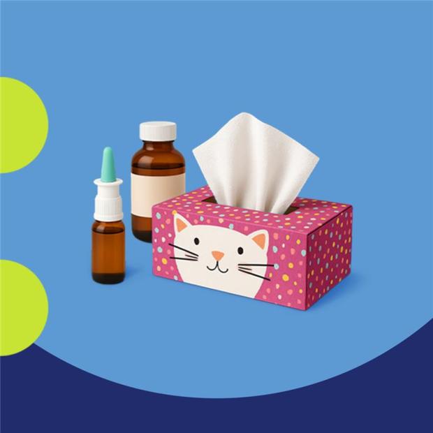 Eine Taschentuchbox und zwei Medikamentenfläschchen auf blauem Hintergrund.