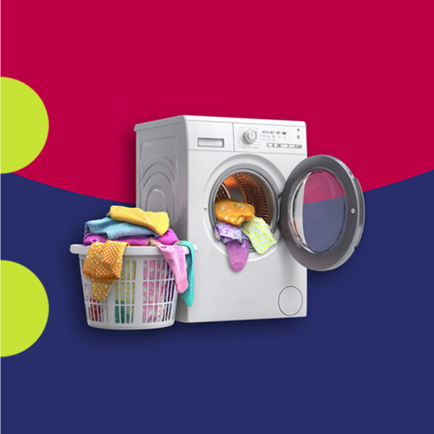 Eine weiße Waschmaschine mit geöffneter Tür, aus der bunte Wäsche hängt. Daneben steht ein Wäschekorb mit weiterer Kleidung. Hintergrund in kräftigen Rot- und Blautönen mit grünen Akzenten.