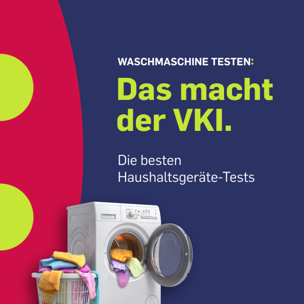 Werbegrafik des VKI mit Text zu Haushaltsgeräte-Tests und einer geöffneten Waschmaschine, vor der ein voller Wäschekorb steht.