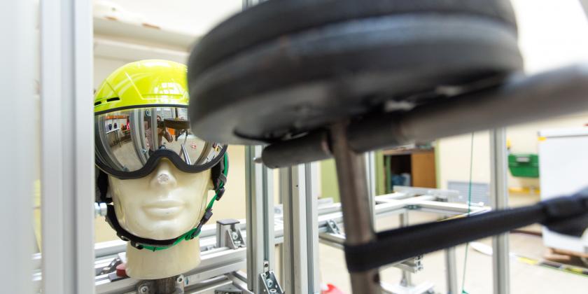 Laboraufbau für die Schlagprüfung bei Skibrillen