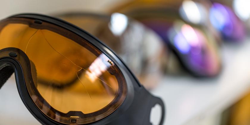 Eine Skibrille nach der Schlagprüfung