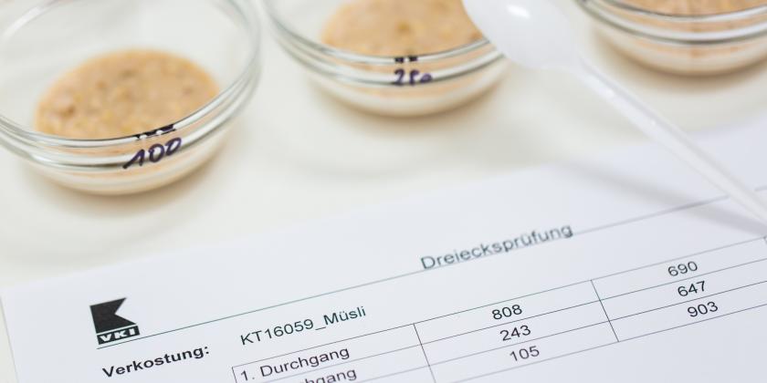 In einem Probedurchlauf (Dreiecksprüfung) müssen die Verkoster:innen beweisen, dass sie die Unterschiede herausschmecken