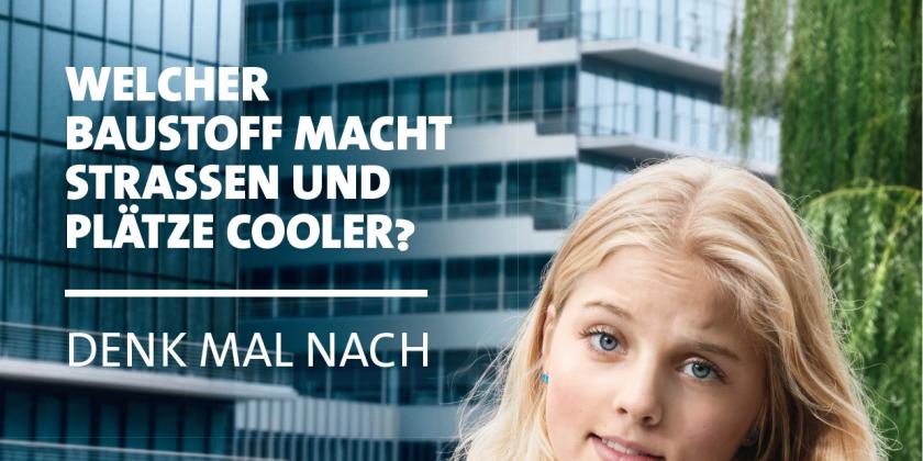 Ein Mädchen steht vor einem modernen Beton-Glas-Gebäude