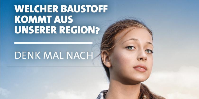 Mädchen mit Kartoffeln in der Hand vor einem langen, grünen Feld