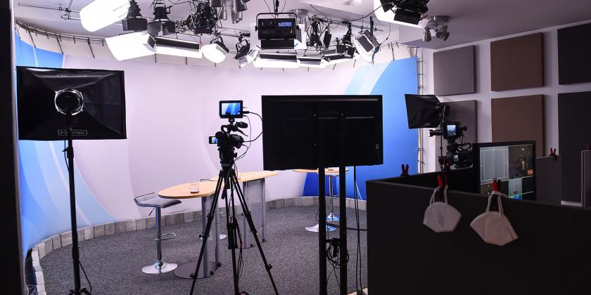Ein Blick auf das Studiosetting: konkret die Technik und der Konferenztisch.