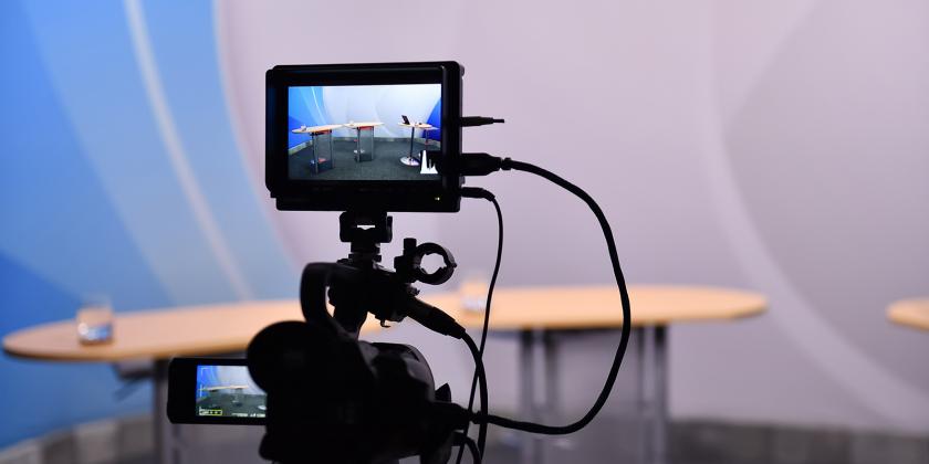 Ein Blick auf den Vorschaubildschirm der Kamera, auf dem ein noch unbesetzter Schreibtisch zu sehen ist.