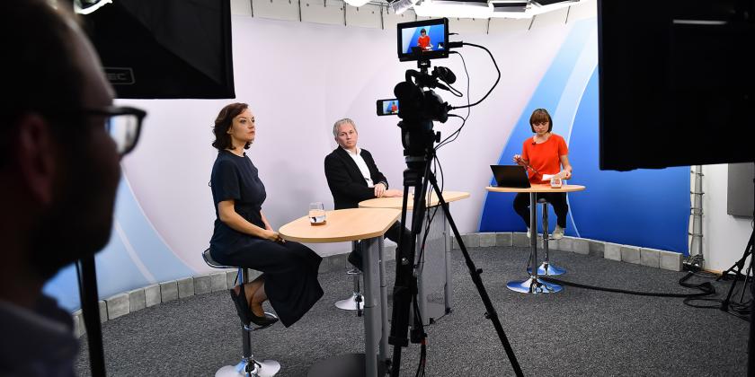 Die Diskussionsteilnehmer im Studio.