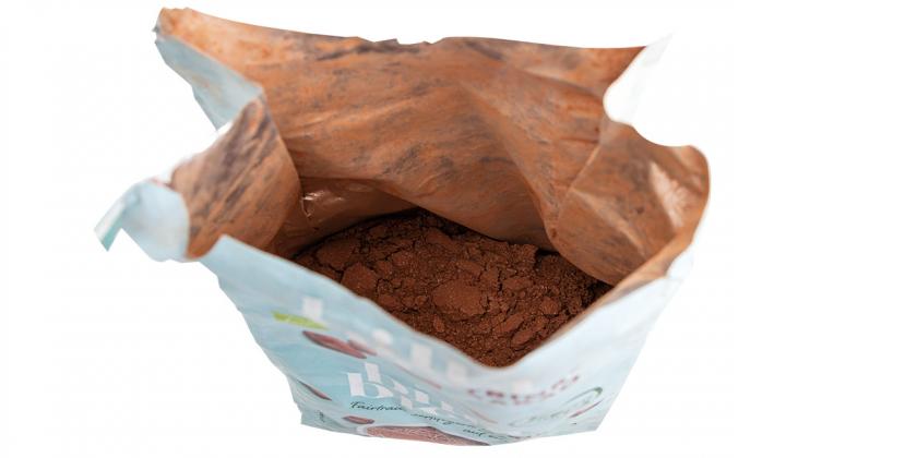 BILLA Bio Trinkkakao Pulver: geöffnete Verpackung mit Blick auf die Füllhöhe des Pulvers