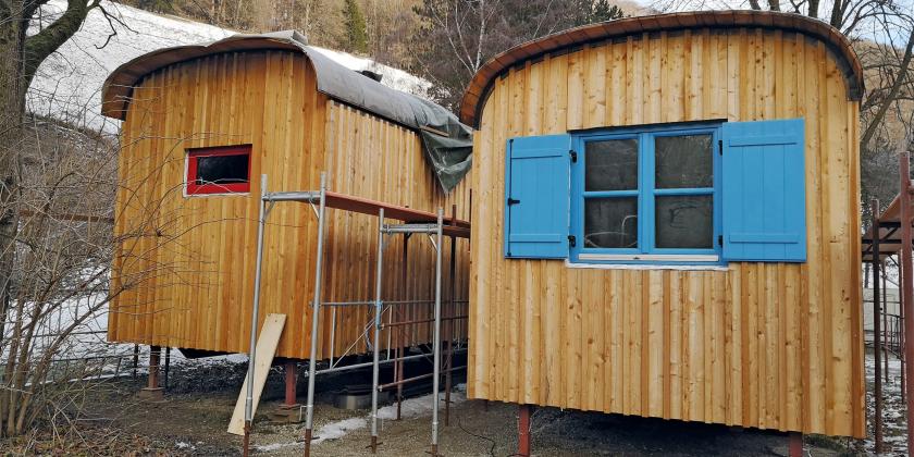 2 Wohnwagon-Modelle von außen