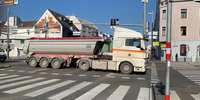 LKW im Kreuzungsbereich