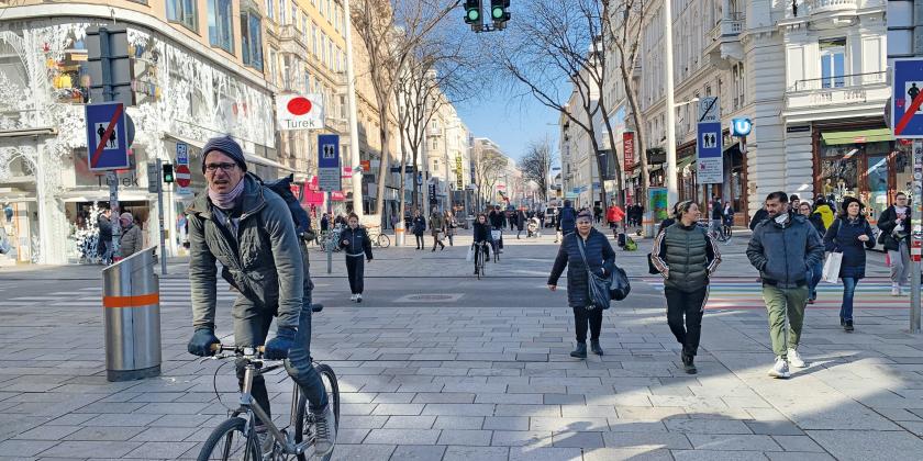 Radfahrer und Fußgänger in der Wiener Mariahilferstraße