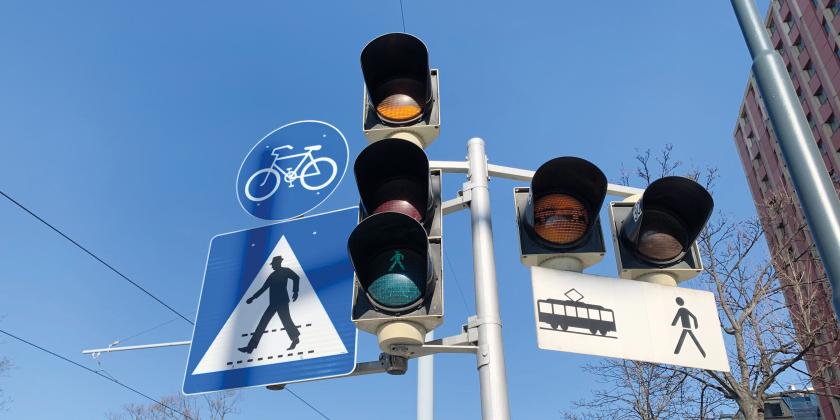 viele Verkehrsschilder