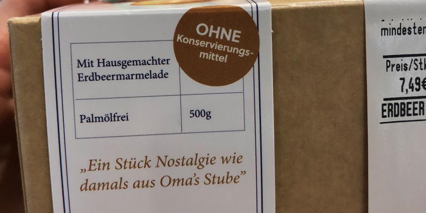 Omas Mehlspeisenküche Erdbeer Cheesecake-Torte: seitlich auf der Verpackung - Banderole mit der Aufschrift "palmölfrei" und "OHNE Konservierungsmittel"
