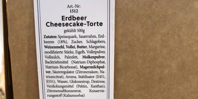 Omas Mehlspeisenküche Erdbeer Cheesecake-Torte: Banderole auf dem Karton mit der Zutatenliste