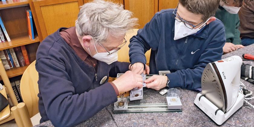 Zwei Männer reparieren ein Bügeleisen