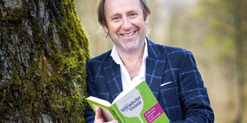 Josef Dyrgruber stellt das Buch über ihn vor