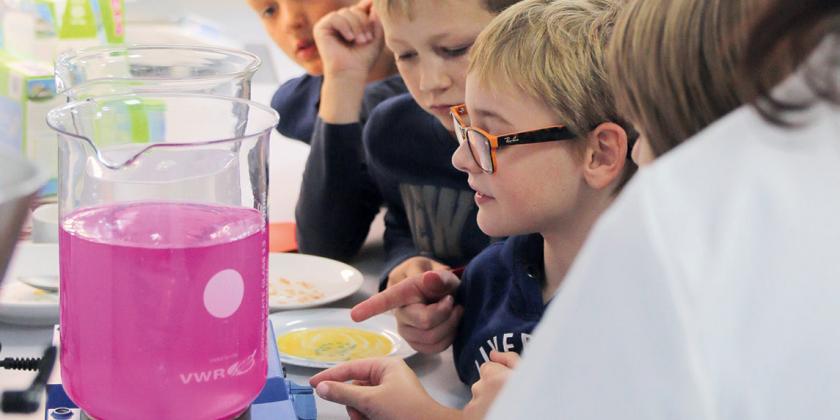 Kinder sind im claro-Labor