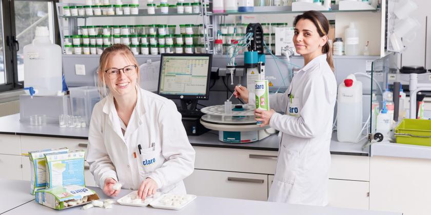2 Mitarbeiterinnen im claro-Labor