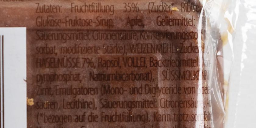 Ölz Linzer Schnitte: braune Schrift auf Hintergrund in selber Farbe