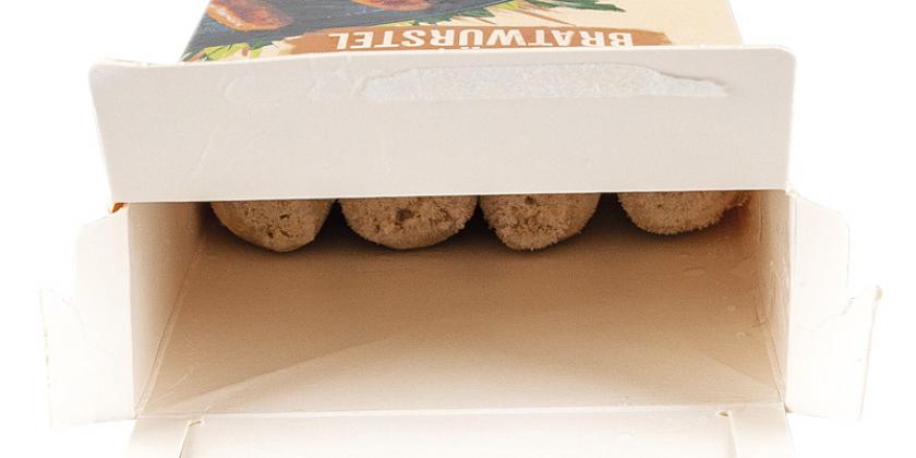 iglo Green Cuisine vegetarische Bratwürstel: Würstchen im geöffneten Karton