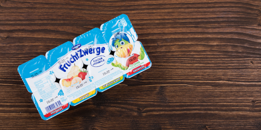 Fruchtzwerge-Joghurt vor Holzhintergrund
