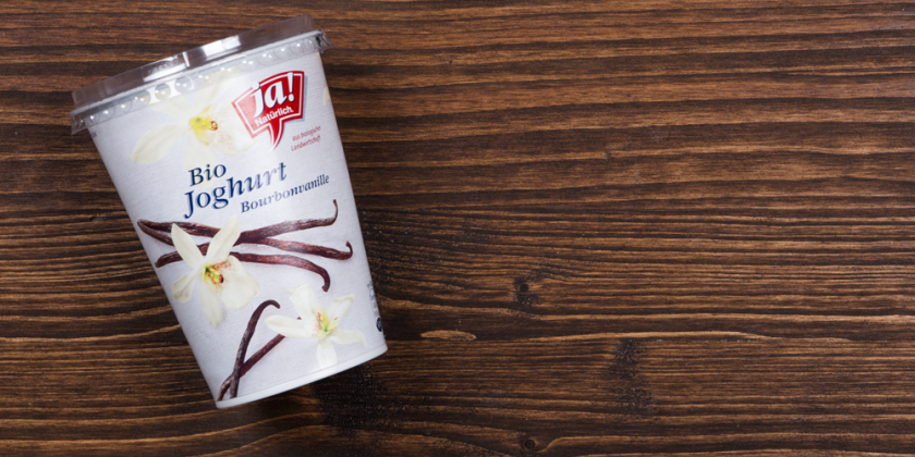 Vanillejoghurt vor Holzhintergrund