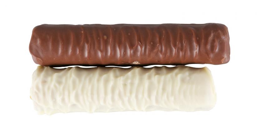 Twix und Twix white: brauner und weißer Riegel übereinander gelegt