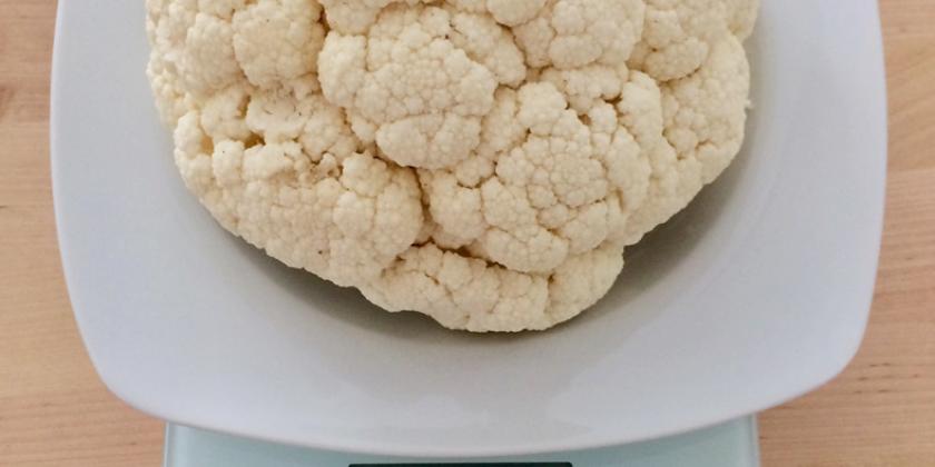 Karfiol ohne Blätter auf Waage
