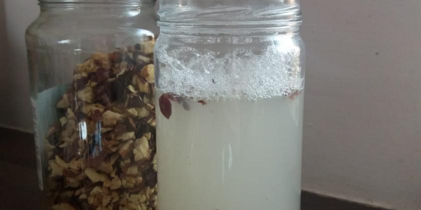 Kastanien liegen in der Lauge