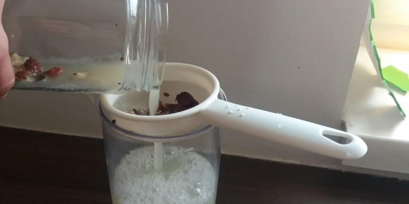 Kastanien werden mit einem Sieb abgeseiht