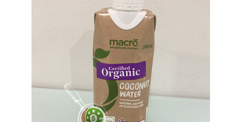 Eine Packung Kokosnusswasser