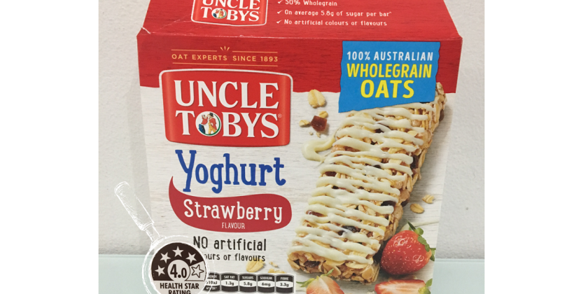 Eine Packung Müsliriegel mit Erdbeer Joghurt Geschmack