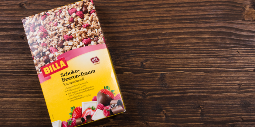 Schoko-Beeren-Müsli vor Holzhintergrund