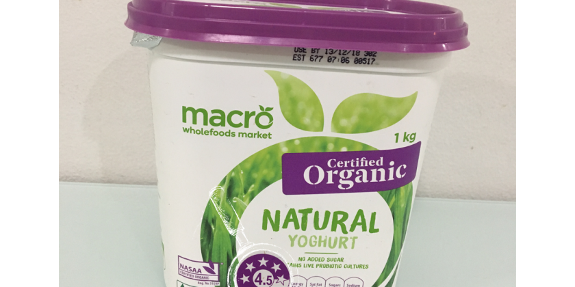 Eine Großpackung Natur-Joghurt